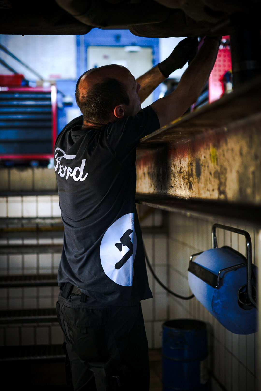 Transferdruck auf T-Shirt — Ford Logo & Rückenprint in der Werkstatt