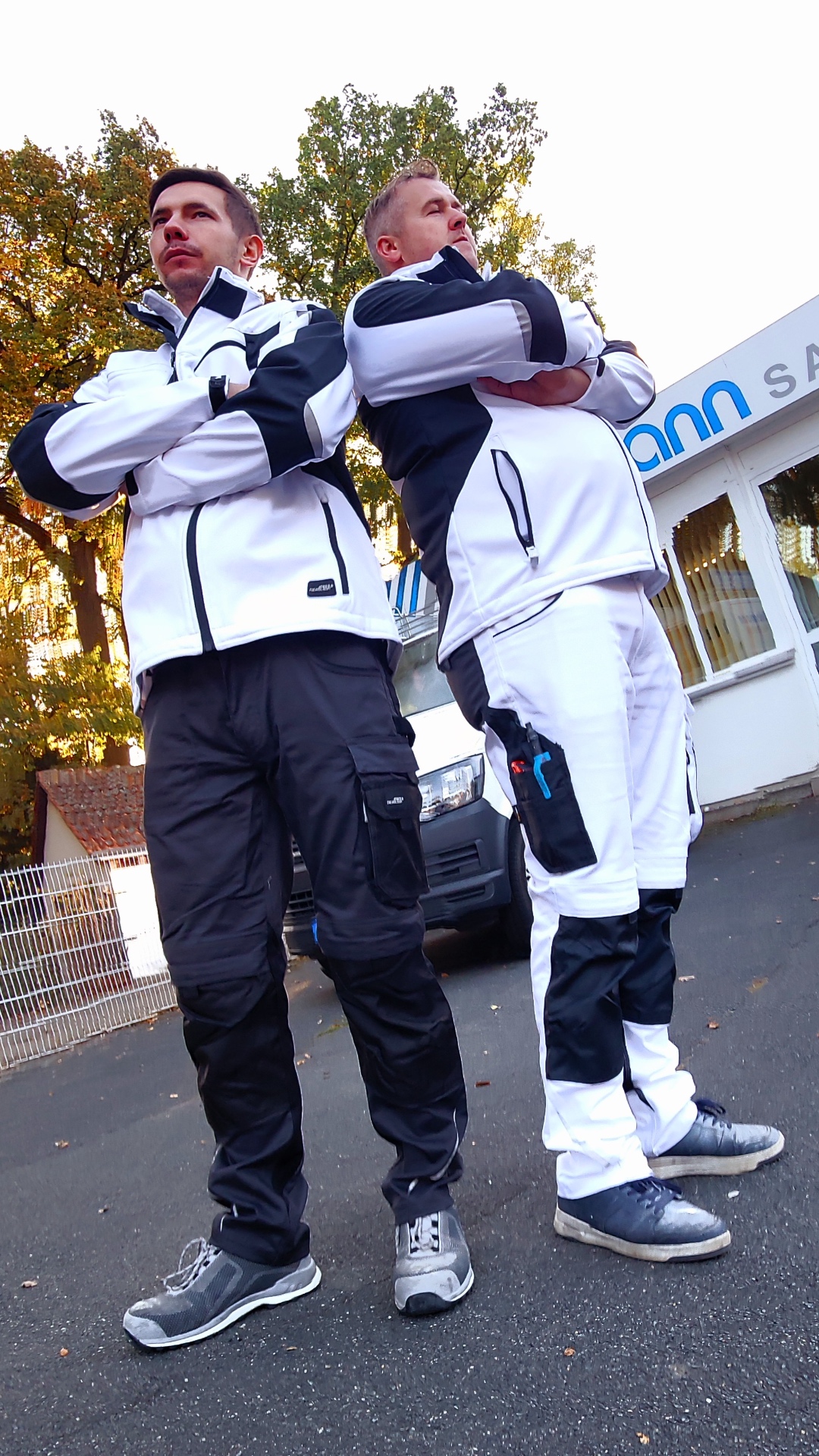 CTE Team in weiß-schwarzer Workwear