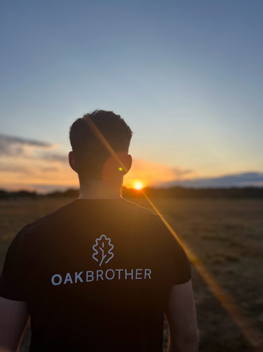 Bestickter Oakbrother T-Shirt im Sonnenuntergang