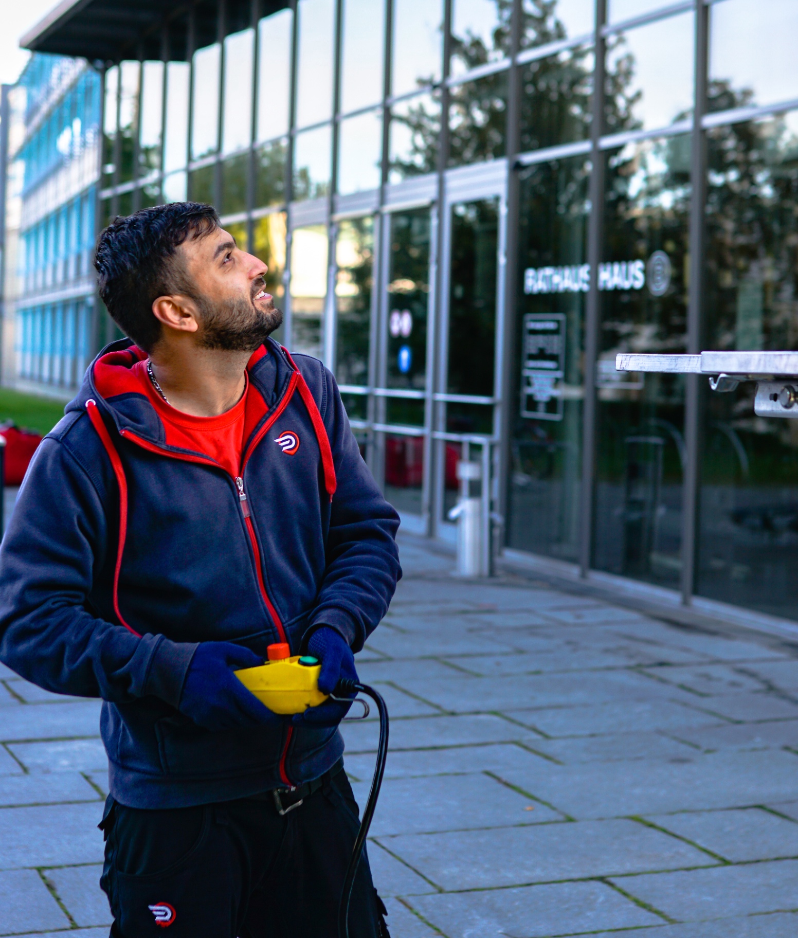Bestickter Movaris Zip-Hoodie im Einsatz