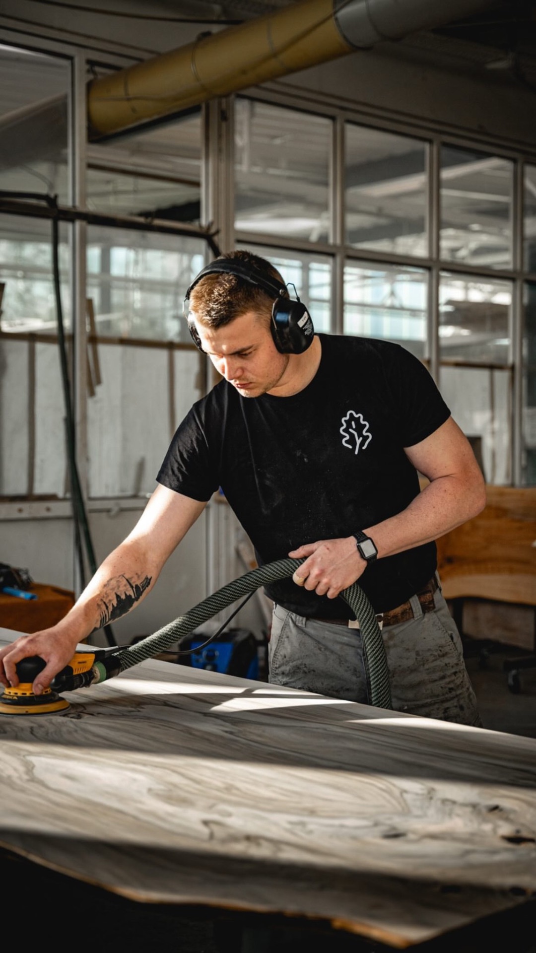 Oakbrother Mitarbeiter mit besticktem Shirt in der Werkstatt