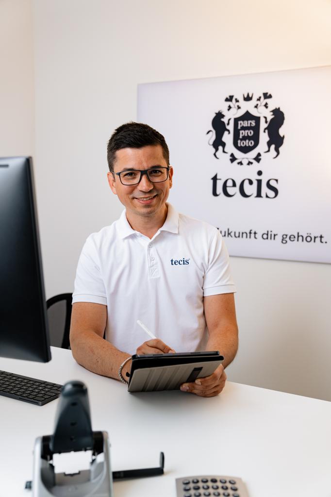 Wenn an den Spruch: ,,Kleider machen Leute“ etwas dran ist. Dann ist jeder Unternehmer, der sein Unternehmen nach außen professionell darstellen möchte, hier genau richtig. Mit Liebe zum Detail werden die passenden Materialen abgestimmt und das eigene Logo/ Wappen perfekt auf der Bekleidung platziert. Der erste Eindruck zählt und bleibt im Gedächtnis. Liebes Mr. Tex Team, ich wünsche Euch weiterhin viel Erfolg! Danke für Eure tolle Arbeit.